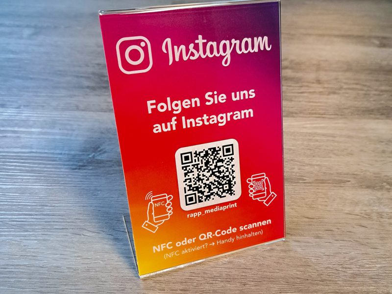Instagram NFC Aufsteller aus Acryl mit QR-Code von Rapp Mediaprint – zur Gewinnung von Followern am Point of Sale, im modernen Social-Media-Design