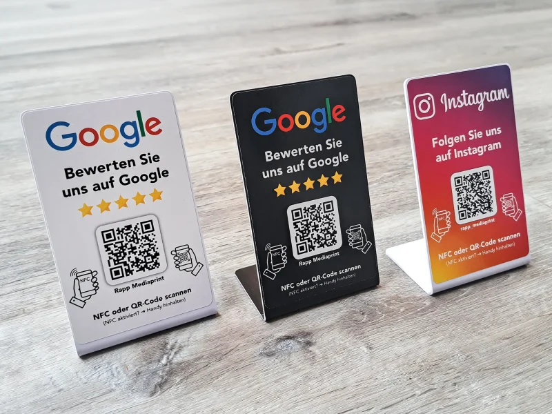 Google Bewertung NFC Aufsteller aus Acryl in Weiß, Schwarz und Instagram-Design – mit QR-Code und NFC-Funktion von Rapp Mediaprint zur Kundenbewertung