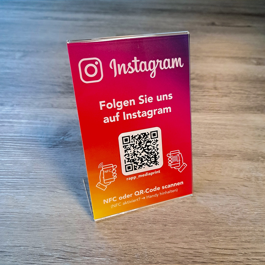 Instagram NFC Aufsteller aus Acryl mit QR-Code von Rapp Mediaprint – zur Gewinnung von Followern am Point of Sale, im modernen Social-Media-Design
