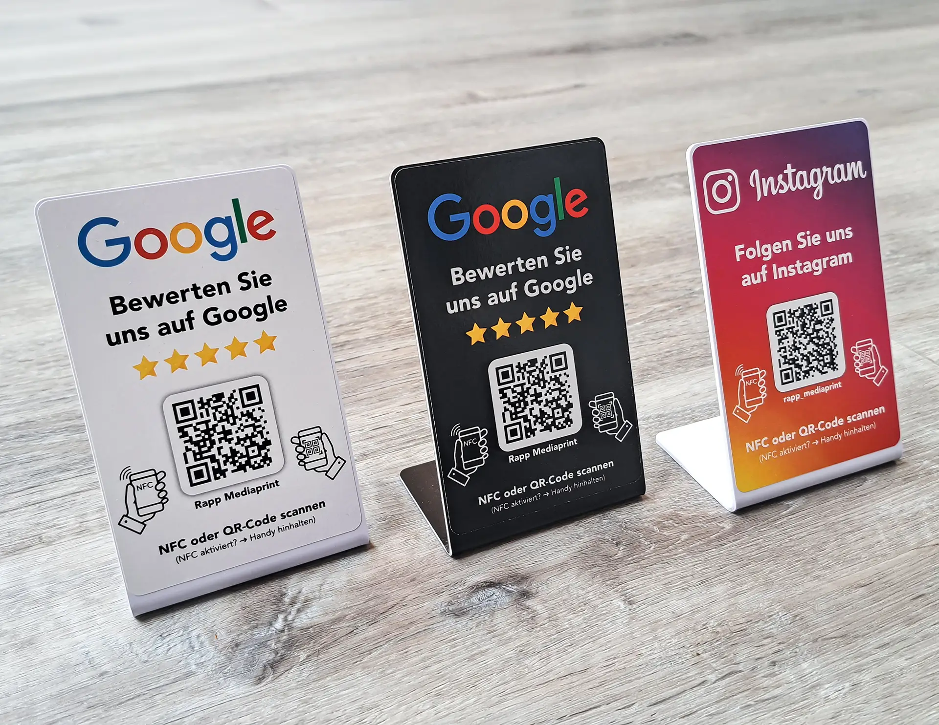 Google Bewertung NFC Aufsteller aus Acryl in Weiß, Schwarz und Instagram-Design – mit QR-Code und NFC-Funktion von Rapp Mediaprint zur Kundenbewertung