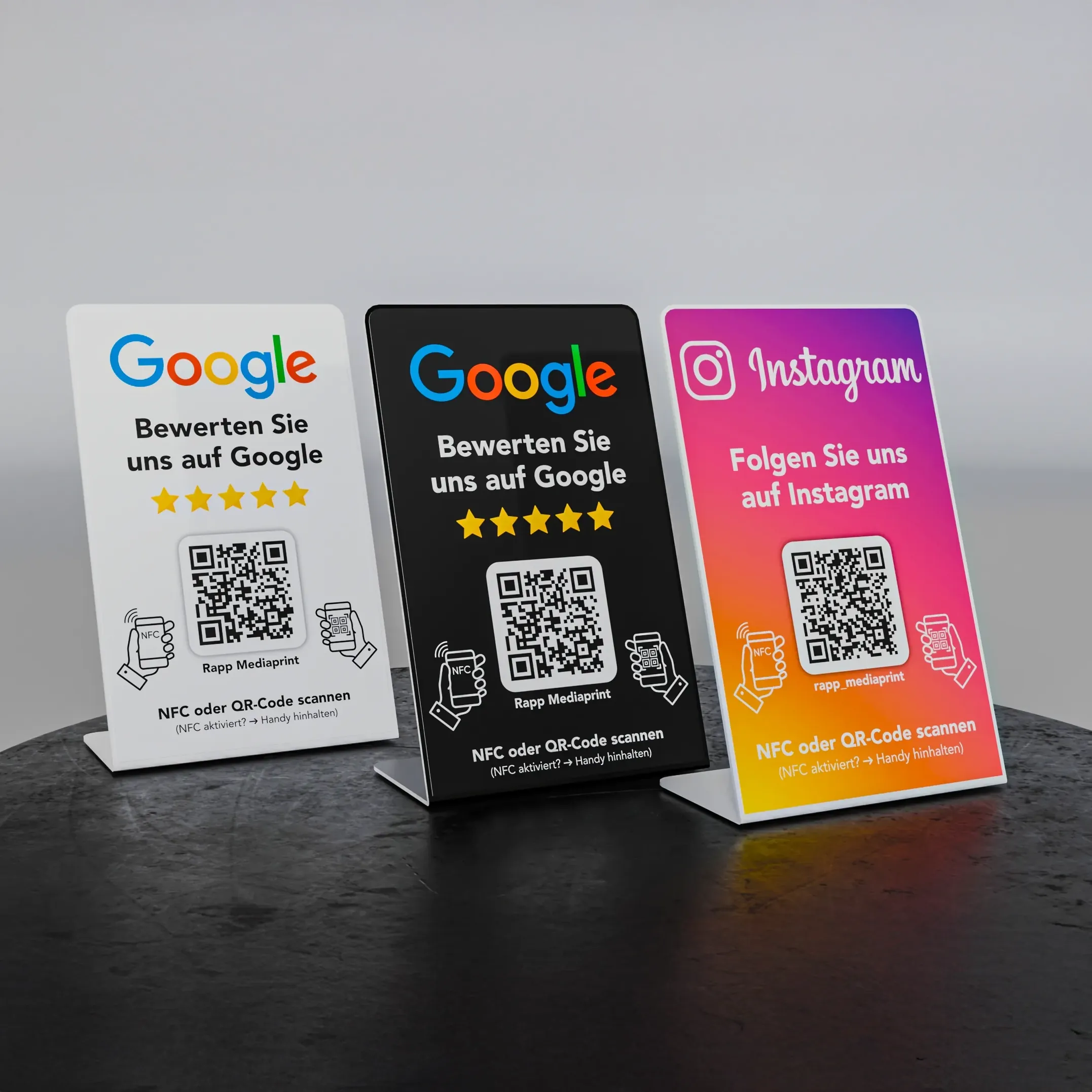 Google Bewertung Aufsteller Set im Empfang einer modernen Firma – Weiß, Schwarz und Instagram-Design – NFC & QR-Code